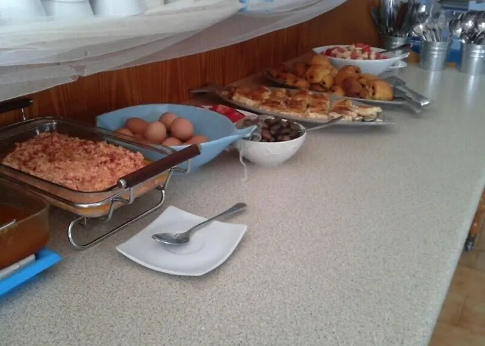 מלון דירות Eleana 4*