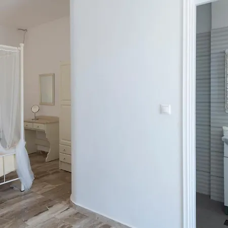 Eleana Lägenhetshotell 4*